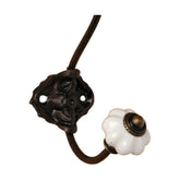 Vintage stílusú, 18 cm magas, fehér színű kerámia gombos fém fogas.